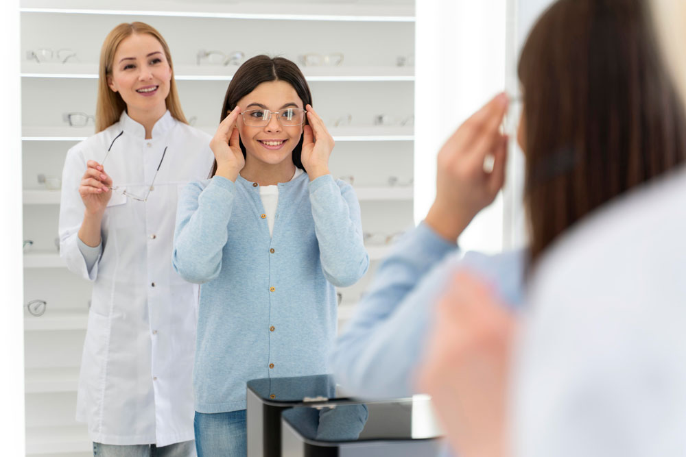 Mujer probanod lentes en una optica
