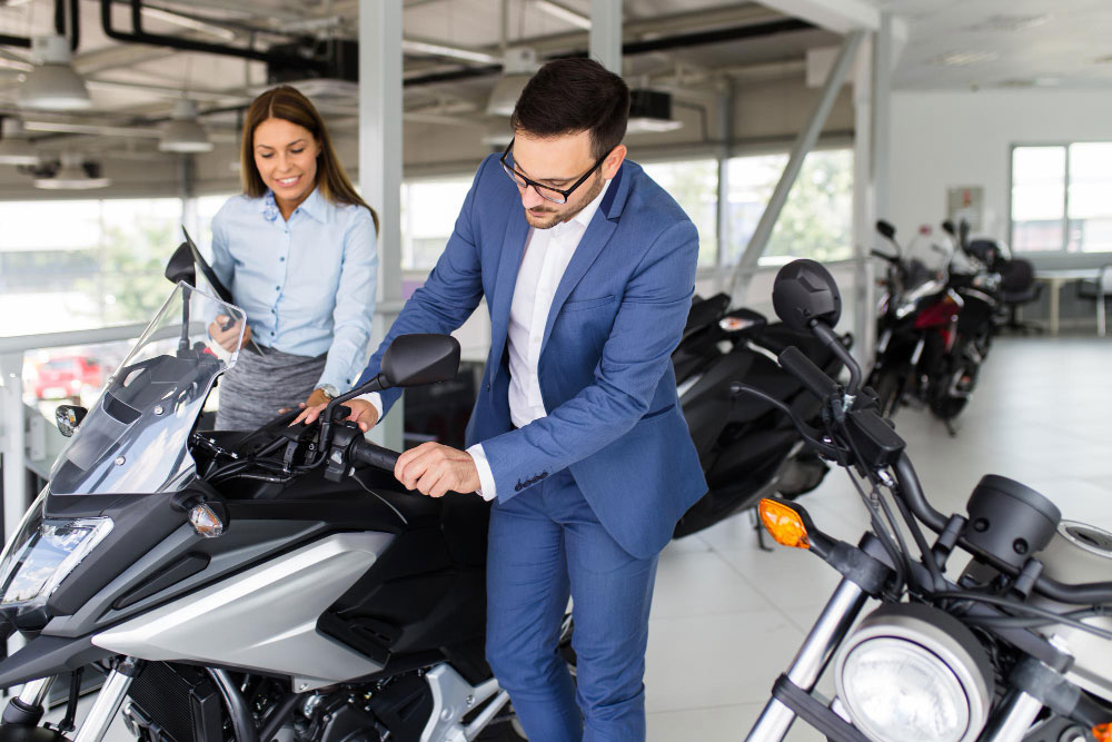 Vendedor en salon de motos